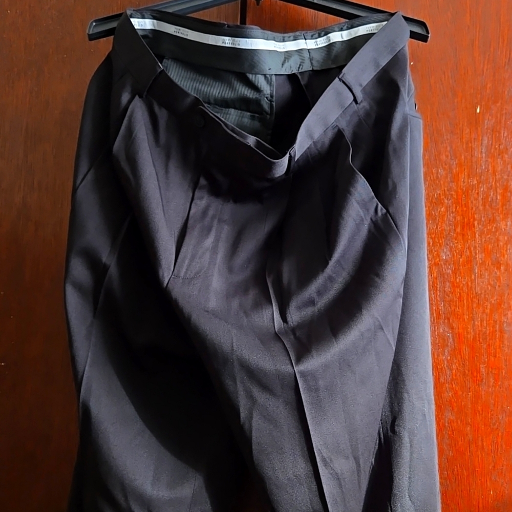 Perry Ellis dress pants size 36, black.